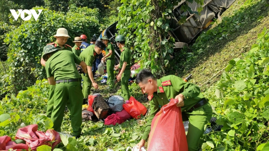 Dozens injured as passenger bus falls into abyss in Central Highlands